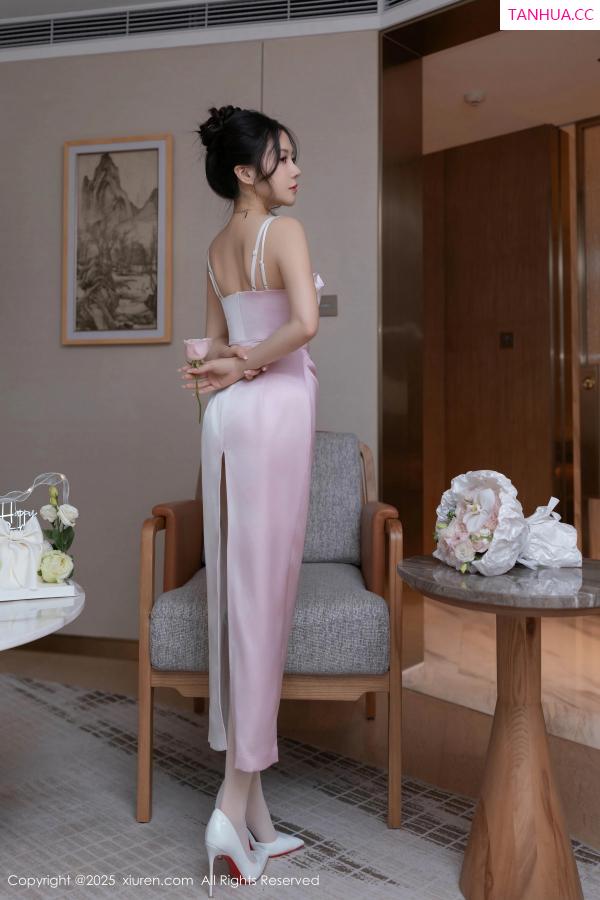 鱼子酱fish  [XiuRen]高清写真图 2025.02.19 No.9907 鱼子酱Fish 丝袜美腿第18张图片